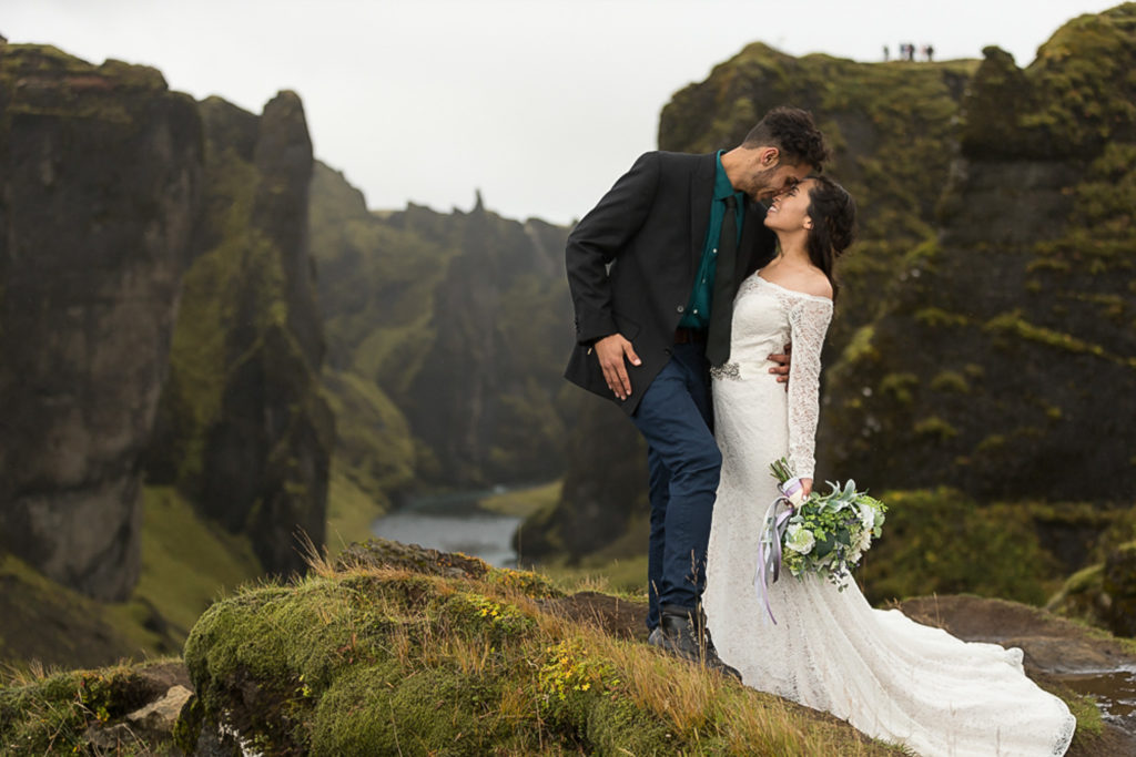 Destination Wedding på Island över en canyon